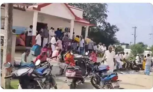 తిరుపతి జిల్లా | యూరియా కోసం క్యూకట్టిన రైతులు