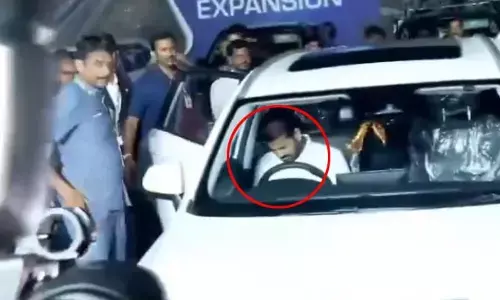గ్లోబల్ సమ్మిట్‌లో ఒలెక్ట్రా ఎలక్ట్రిక్ కారు ఆవిష్కరణ.. కొద్ది దూరం కారు నడిపిన సీఎం రేవంత్