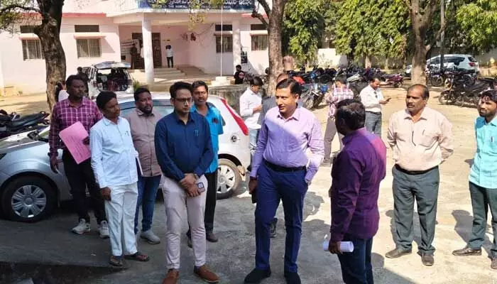 ఉట్నూర్లోని పోస్టల్ బ్యాలెట్ను పరిశీలించిన కలెక్టర్ రాజర్షి షా ఉట్నూర్లోని పోస్టల్ బ్యాలెట్ను పరిశీలించిన కలెక్టర్ రాజర్షి షా