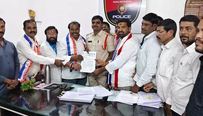 సీఎం రేవంత్ పై నల్గొండ 2 టౌన్ ఎస్సైకి ఫిర్యాదు చేసిన బీసీ విద్యార్థి సంఘం సీఎం రేవంత్ పై నల్గొండ 2 టౌన్ ఎస్సైకి ఫిర్యాదు చేసిన బీసీ విద్యార్థి సంఘం