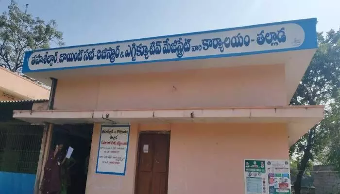 సిబ్బంది కొరత.. సేవలకు వెత..! సిబ్బంది కొరత.. సేవలకు వెత..!