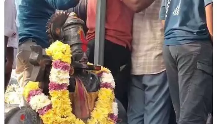 మంగళగిరి | హేకృష్ణా ఇదేమి అపచారం!! విగ్రహ తరలింపునకు అధికారుల యత్నం మంగళగిరి | హేకృష్ణా ఇదేమి అపచారం!! విగ్రహ తరలింపునకు అధికారుల యత్నం