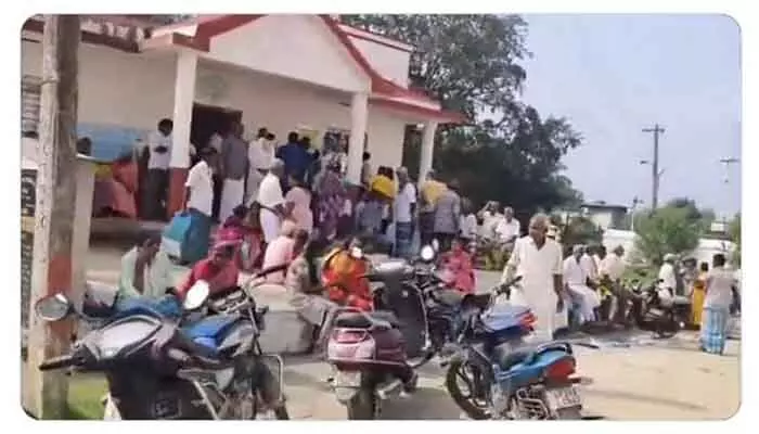 తిరుపతి జిల్లా | యూరియా కోసం క్యూకట్టిన రైతులు తిరుపతి జిల్లా | యూరియా కోసం క్యూకట్టిన రైతులు