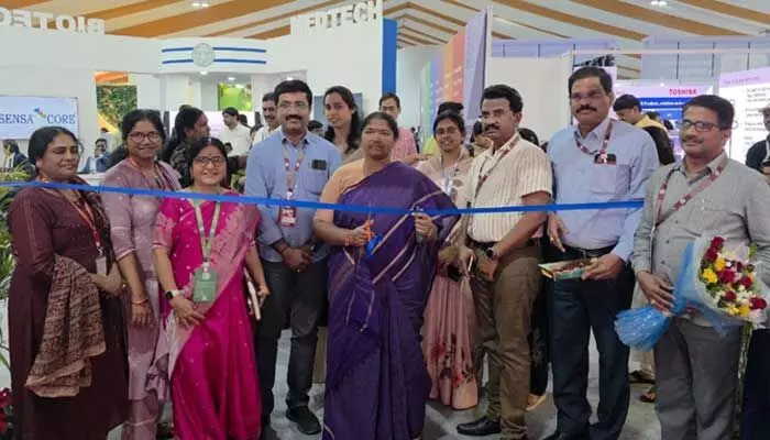 గ్లోబల్ సమ్మిట్లో ‘ఇందిరా మహిళా శక్తి’ స్టాల్.. ప్రారంభించిన సీతక్క కీలక వ్యాఖ్యలు గ్లోబల్ సమ్మిట్లో ‘ఇందిరా మహిళా శక్తి’ స్టాల్.. ప్రారంభించిన సీతక్క కీలక వ్యాఖ్యలు
