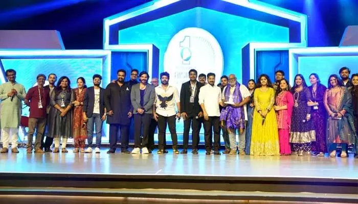 గ్లోబల్ సమ్మిట్.. పాటలతో అలరించిన ఎం.ఎం. కీరవాణి బృందం గ్లోబల్ సమ్మిట్.. పాటలతో అలరించిన ఎం.ఎం. కీరవాణి బృందం