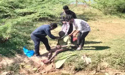 తండ్రిని కంప చెట్ల‌లో నెట్టేసిన కొడుకు
