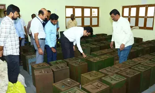 పోలింగ్ సామాగ్రిని పరిశీలించిన జిల్లా కలెక్టర్ హనుమంతరావు