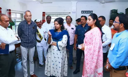ఎన్నికల సామాగ్రి పంపిణీ కేంద్రాన్ని పరిశీలించిన కలెక్టర్
