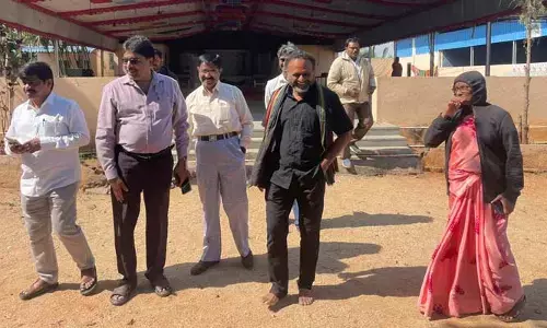 ఎన్నికల సామాగ్రి పంపిణీ కేంద్రాన్ని పరిశీలించిన అదనపు కలెక్టర్