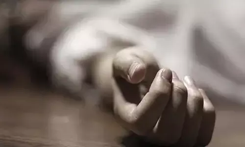 రోక‌లి బండ‌తో బాది మ‌హిళా దారుణ హ‌త్య