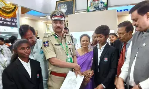 క్షణాల్లో డీజీపీ చిత్రపటం గీసిన విద్యార్థి
