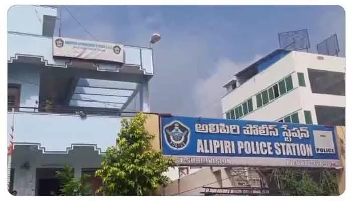 తిరుపతిలో దారుణం.. విద్యార్థినిపై ఆటో డ్రైవర్ అత్యాచారం తిరుపతిలో దారుణం.. విద్యార్థినిపై ఆటో డ్రైవర్ అత్యాచారం