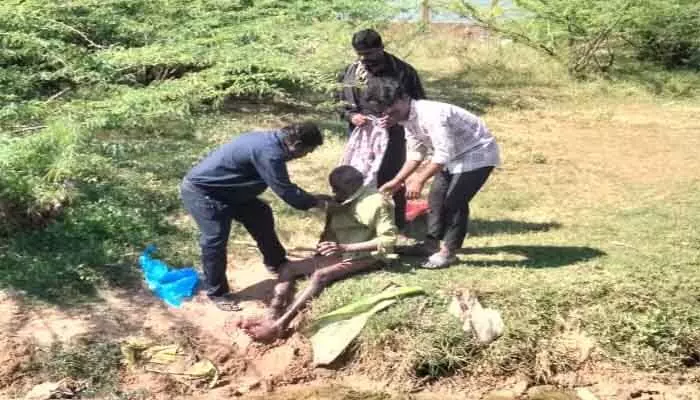 తండ్రిని కంప చెట్లలో నెట్టేసిన కొడుకు తండ్రిని కంప చెట్లలో నెట్టేసిన కొడుకు