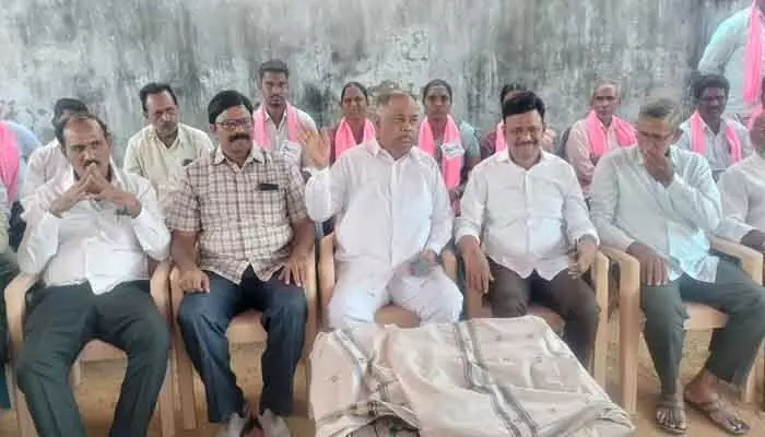 బెదిరింపులకు పాలేరు ప్రజలు భయపడరు : మాజీ ఎమ్మెల్యే కందాల ఉపేందర్ రెడ్డి బెదిరింపులకు పాలేరు ప్రజలు భయపడరు : మాజీ ఎమ్మెల్యే కందాల ఉపేందర్ రెడ్డి