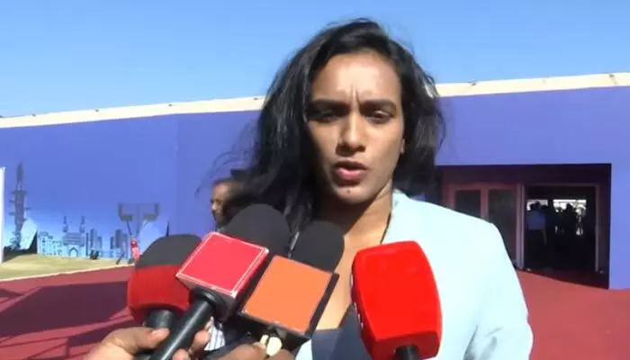 గ్లోబల్ సమ్మిట్లో పీవీ సింధు సందడి.. ఫ్యూచర్ సిటీలో క్రీడా మైదానాలపై హాట్ కామెంట్స్ గ్లోబల్ సమ్మిట్లో పీవీ సింధు సందడి.. ఫ్యూచర్ సిటీలో క్రీడా మైదానాలపై హాట్ కామెంట్స్