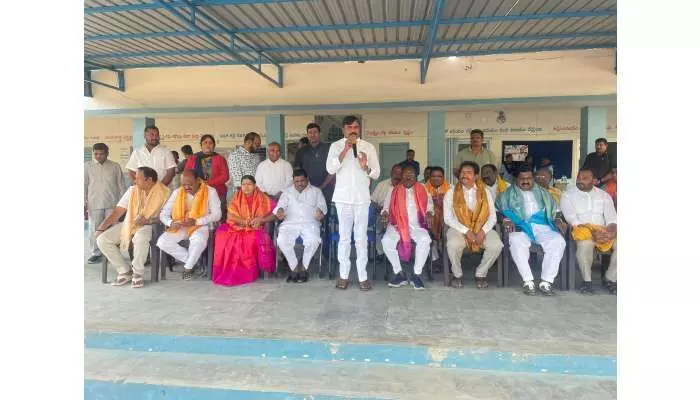 సోషల్ మీడియాకు దూరంగా ఉండండి సోషల్ మీడియాకు దూరంగా ఉండండి