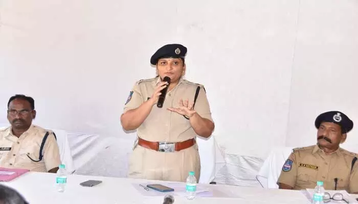 పంచాయతీ ఎన్నికలు పకడ్బంధీతో ప్రశాంతంగా సాగాలి : ఎస్పీ జానకి పంచాయతీ ఎన్నికలు పకడ్బంధీతో ప్రశాంతంగా సాగాలి : ఎస్పీ జానకి