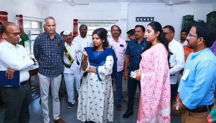 ఎన్నికల సామాగ్రి పంపిణీ కేంద్రాన్ని పరిశీలించిన కలెక్టర్ ఎన్నికల సామాగ్రి పంపిణీ కేంద్రాన్ని పరిశీలించిన కలెక్టర్