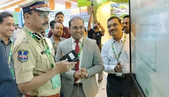 సమ్మిట్లో ప్రత్యేక ఆకర్షణగా నెట్ జీరో స్టాల్.. క్విజ్ పోటీల్లో పాల్గొన్న డిప్యూటీ సీఎం, డీజీపీ సమ్మిట్లో ప్రత్యేక ఆకర్షణగా నెట్ జీరో స్టాల్.. క్విజ్ పోటీల్లో పాల్గొన్న డిప్యూటీ సీఎం, డీజీపీ