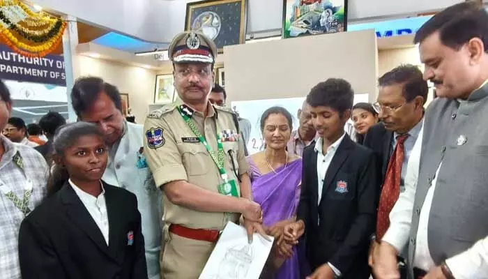 క్షణాల్లో డీజీపీ చిత్రపటం గీసిన విద్యార్థి క్షణాల్లో డీజీపీ చిత్రపటం గీసిన విద్యార్థి