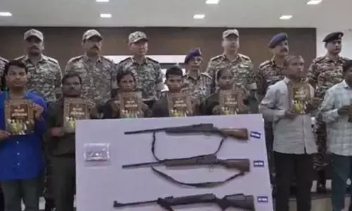 Maoists Party: మావోయిస్టు పార్టీకి మరో బిగ్ షాక్..  మరో 11 మంది సరెండర్