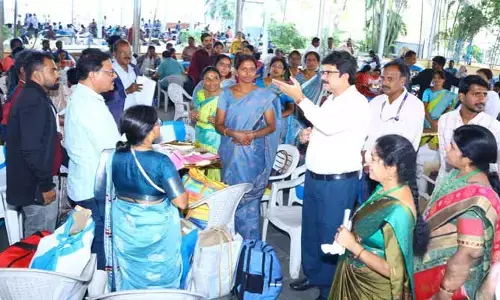 పోలింగ్ సామగ్రి పంపిణీ కేంద్రాన్ని పరిశీలించిన కలెక్టర్