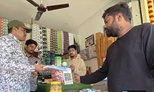 ప్లాస్టిక్ వినియోగాన్ని త‌గ్గించాలి :  శానిట‌రీ ఇన్ స్పెక్ట‌ర్