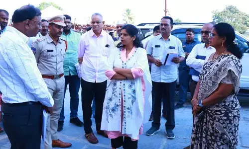 గ్రామ పంచాయతీ ఎన్నికల నేపథ్యంలో కలెక్టర్ ఆకస్మిక తనిఖీ