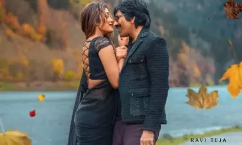 అద్దం ముందు భార్యాభర్తల రొమాన్ప్