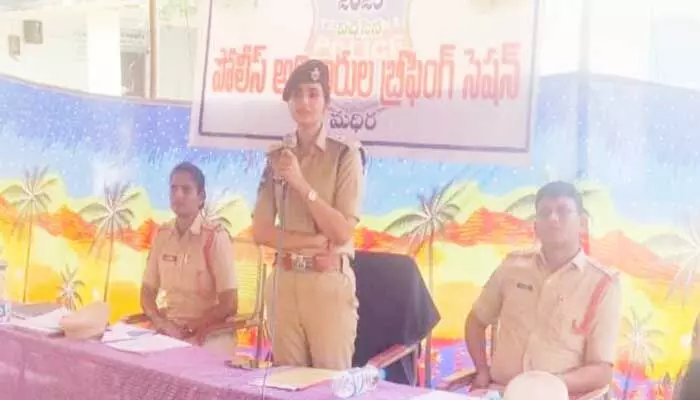 తొలి విడుత పోలింగ్ కు కట్టుదిట్టమైన భద్రత : ఏసీపీ వసుంధర యాదవ్ తొలి విడుత పోలింగ్ కు కట్టుదిట్టమైన భద్రత : ఏసీపీ వసుంధర యాదవ్