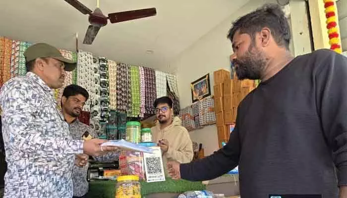 ప్లాస్టిక్ వినియోగాన్ని తగ్గించాలి : శానిటరీ ఇన్ స్పెక్టర్ ప్లాస్టిక్ వినియోగాన్ని తగ్గించాలి : శానిటరీ ఇన్ స్పెక్టర్