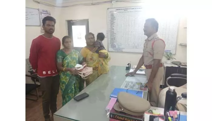 నిజాయితీని చాటుకున్న మహిళ నిజాయితీని చాటుకున్న మహిళ