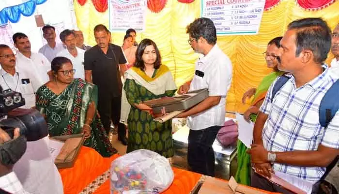 ఎన్నికల విధుల పట్ల నిర్లక్ష్యం వహిస్తే సహించను : కలెక్టర్ విజయేందిర బోయి ఎన్నికల విధుల పట్ల నిర్లక్ష్యం వహిస్తే సహించను : కలెక్టర్ విజయేందిర బోయి
