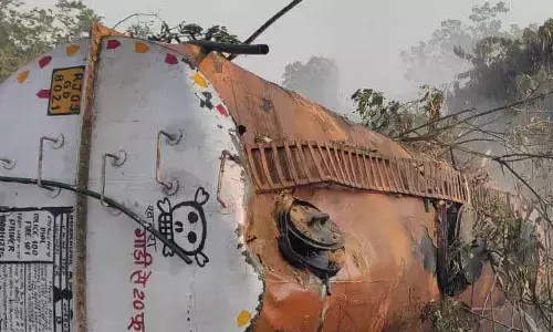 లోయ‌లో ప‌డ్డ యాసిడ్ లారీ.. 8 గంట‌ల న‌ర‌కం, డ్రైవ‌ర్ మృతి