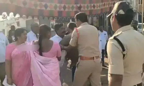 భద్రాద్రి కొత్తగూడెం-మణుగూరు ZPHS పోలింగ్ కేంద్రం వద్ద ఉద్రిక్తత