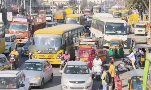 పల్లెబాట పట్టిన ఓటర్లు.. సిటీ సరిహద్దుల్లో భారీగా ట్రాఫిక్ జామ్
