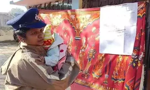 చంటి బిడ్డకు కానిస్టేబుల్ కాపలా!