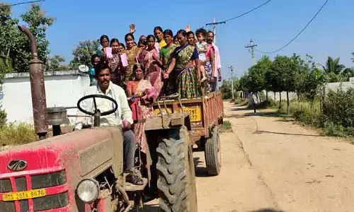 ఓటు కోసం 12 కి.మీ. ట్రాక్ట‌ర్ పై ప్ర‌యాణం