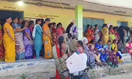 వరంగల్‌లో సమయం ముగిసినా పోలింగ్ కేంద్రాల్లో బారులు తీరిన ఓటర్లు