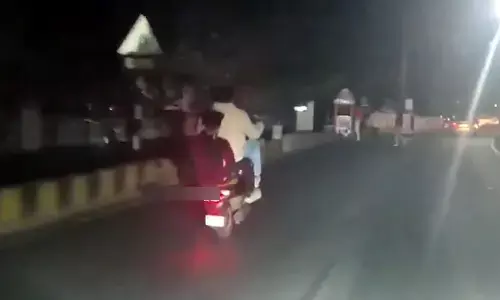 పోకిరీల బెడద.. ట్యాంక్ బండ్‌పై ప్రమాదకరమైన బైక్ స్టంట్స్