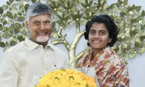 క్రీడాకారిణి శ్రీచరణికి రూ. 2.5 కోట్ల నగదు, 500 గజాల ఇంటి స్థలం