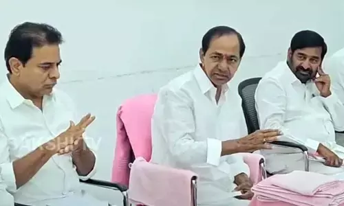 KCR:ఎర్రవల్లి ఫామ్ హౌస్‍లో బీఆర్ఎస్ నేతలతో కేసీఆర్ భేటీ