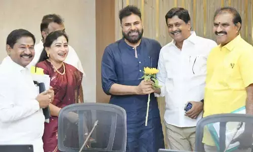 పవన్ కల్యాణ్‌కు పువ్వు ఇచ్చిన మంత్రులు