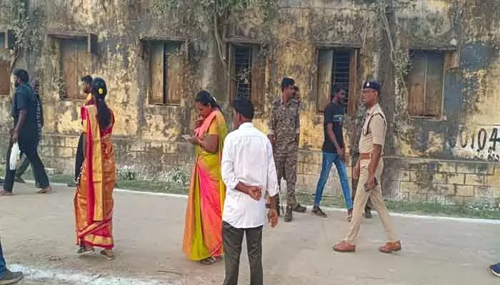 బూర్గంపాడు పోలింగ్ కేంద్రాల వద్ద పటిష్ట బందోబస్తు బూర్గంపాడు పోలింగ్ కేంద్రాల వద్ద పటిష్ట బందోబస్తు