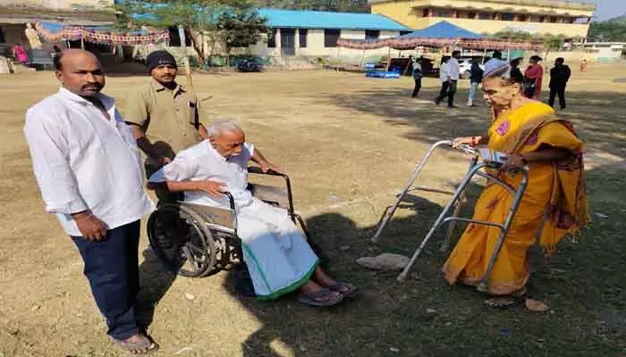 భర్తను భుజాన వేసి ఓటు వేయించిన సతి..! భర్తను భుజాన వేసి ఓటు వేయించిన సతి..!