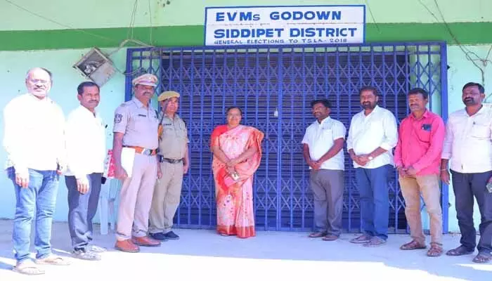 ఈవీఎం గోదాంను కలెక్టర్ తనిఖీ ఈవీఎం గోదాంను కలెక్టర్ తనిఖీ