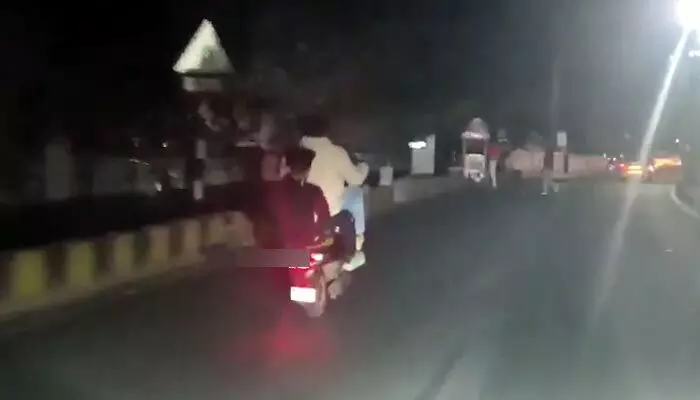 పోకిరీల బెడద.. ట్యాంక్ బండ్పై ప్రమాదకరమైన బైక్ స్టంట్స్ పోకిరీల బెడద.. ట్యాంక్ బండ్పై ప్రమాదకరమైన బైక్ స్టంట్స్