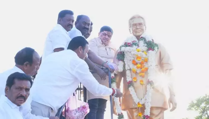 బొమ్మ వెంకన్న ఆశయాలను కొనసాగిద్దాం: మంత్రి పొన్నం ప్రభాకర్ బొమ్మ వెంకన్న ఆశయాలను కొనసాగిద్దాం: మంత్రి పొన్నం ప్రభాకర్