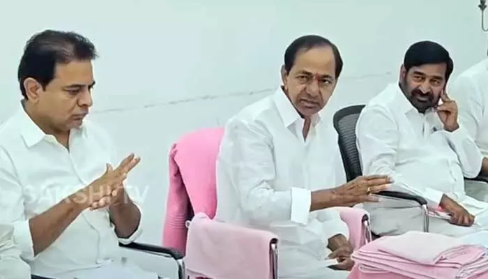 KCR:ఎర్రవల్లి ఫామ్ హౌస్లో బీఆర్ఎస్ నేతలతో కేసీఆర్ భేటీ KCR:ఎర్రవల్లి ఫామ్ హౌస్లో బీఆర్ఎస్ నేతలతో కేసీఆర్ భేటీ