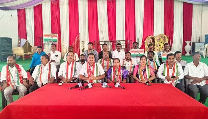 సర్పంచ్గా నన్ను గెలిపిస్తే.. గ్రామంలో కోతుల బెడదను నిర్మూలిస్తా: సర్పంచ్ అభ్యర్థి సర్పంచ్గా నన్ను గెలిపిస్తే.. గ్రామంలో కోతుల బెడదను నిర్మూలిస్తా: సర్పంచ్ అభ్యర్థి